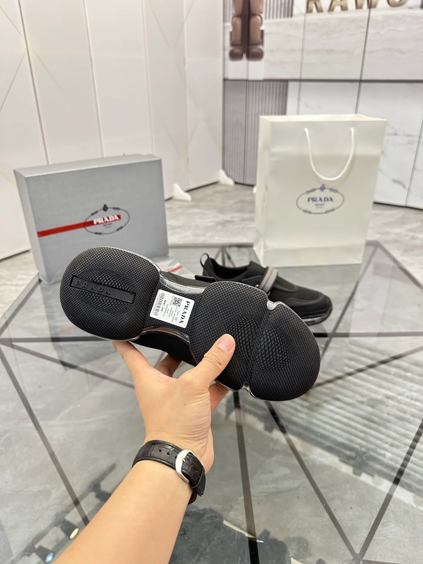 Men's shoes for sale 💰: 💰P660¥ High-end top quality Product trademark: Prada *"Prada*" low-top casual shoes Regular size: 38-45 (can be customized to 46) Product materials: imported breathable fly knit upper, breathable lining, cowhide foot pads, original air cushion outsole. No.: 001